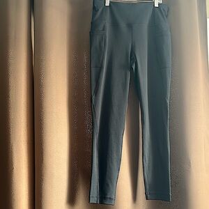 BRAND NEW black Lolë leggings with pockets. Size M.